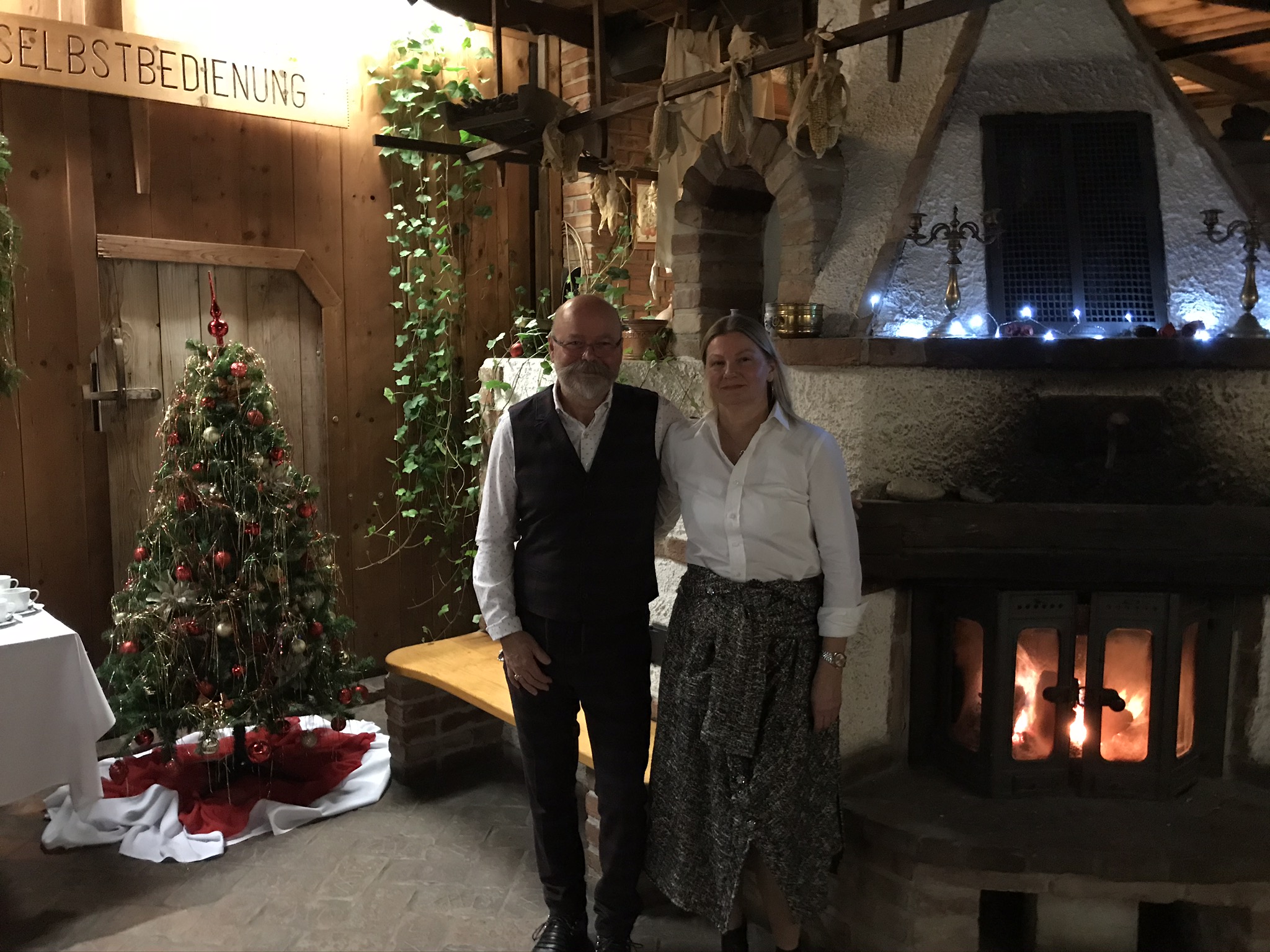 Ursula Schüler und Kurt Schüler vor Kamin